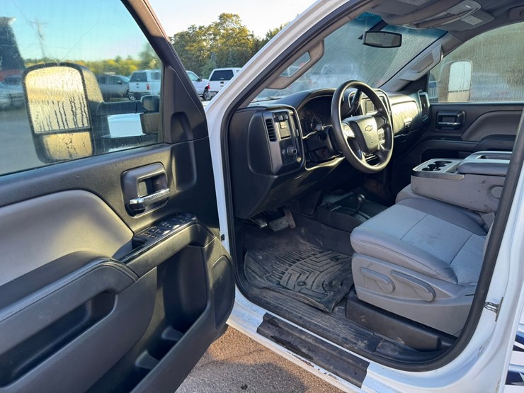 2015-chevrolet-3500hd-image-29