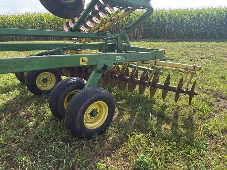 john-deere-220-image-8