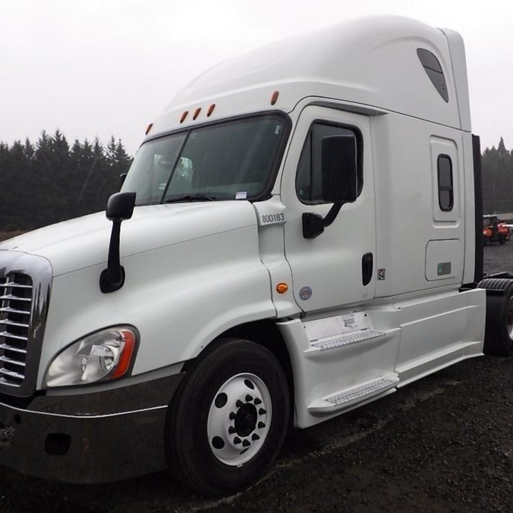 2018 Freightliner Cascadia 3-Axle Sleeper Truck