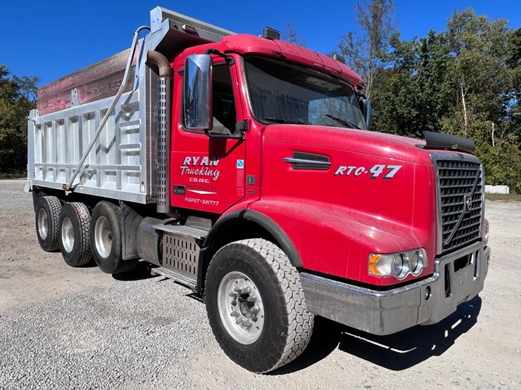 #48-•-2016-volvo-vhd-tri-axle-dump-truck-image-15