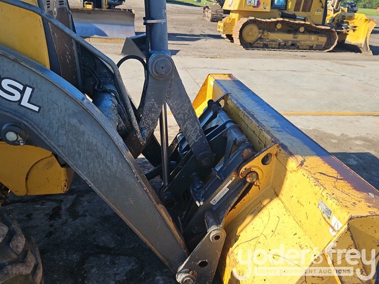 2016-deere-310sl-image-11