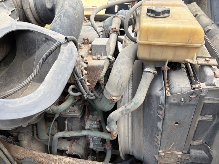 2004-volvo-10-image-13