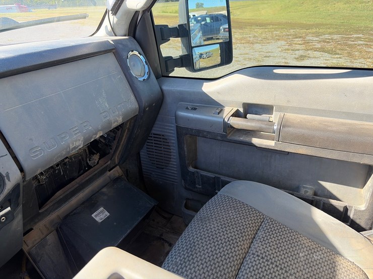#98-•-2013-ford-xlt-f-250-pickup-truck-image-23