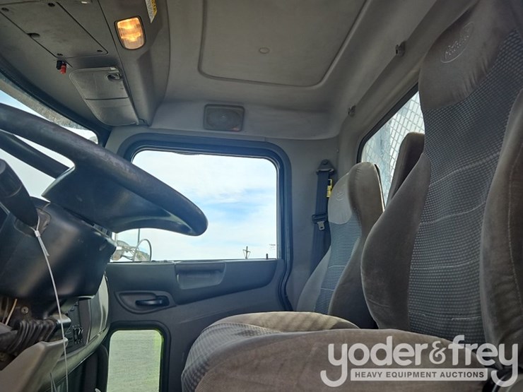 2017-peterbilt-348-image-27