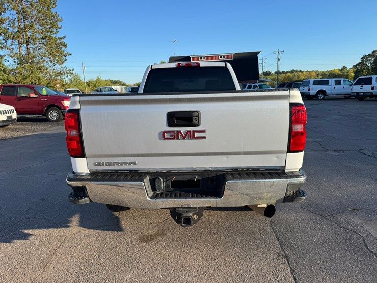 2015-chevrolet-3500hd-image-4