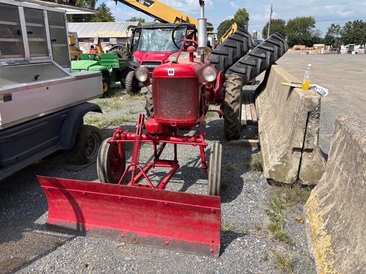 1953-farmall-cub-tractor-image-3
