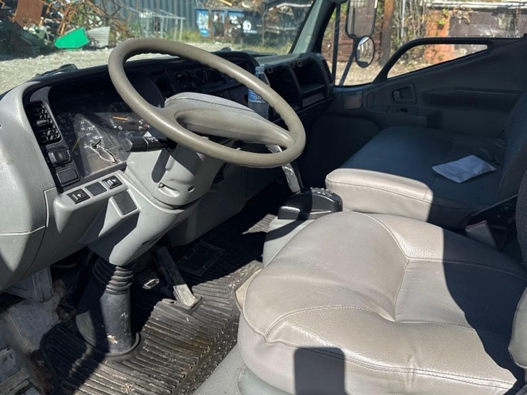 2004-mitsubishi-fuso-fe649-image-18