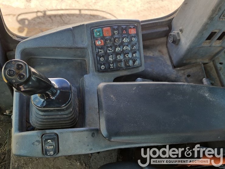 2019-deere-444k-image-18