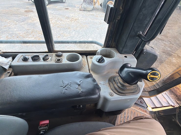 2014-komatsu-d51pxi-22-image-22