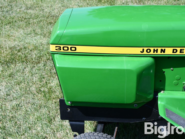 john-deere-300-image-10