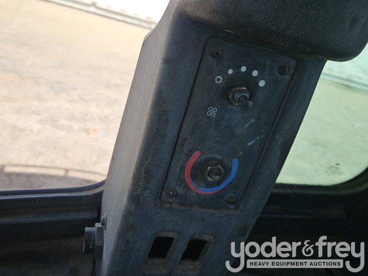 2019-deere-444k-image-19