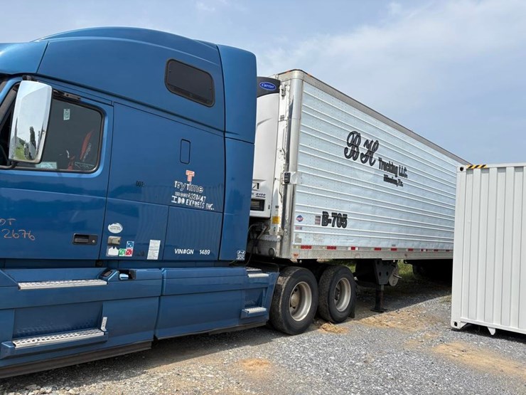 2016-volvo-d13-semi-truck-w/-enclosed-reefer-3000r-image-21
