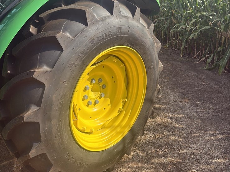 2023-john-deere-5075e-image-4
