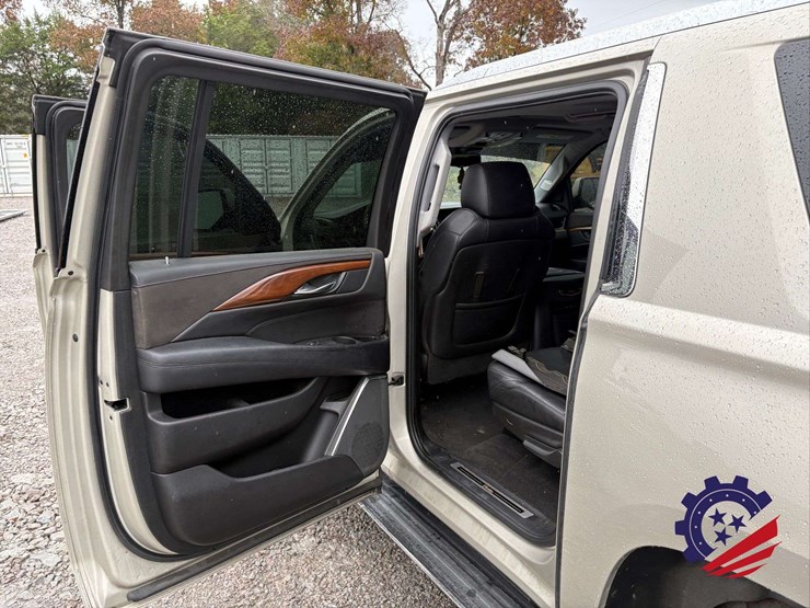 2017-cadillac-escalade-esv-luxury-image-54