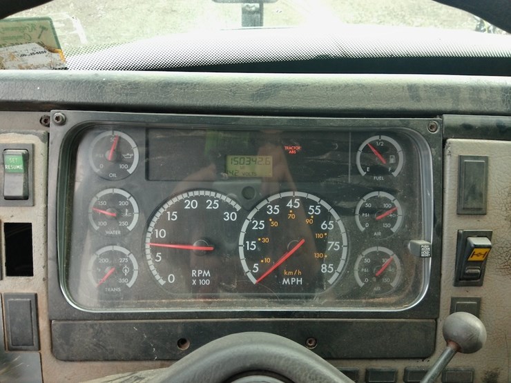 2001-freightliner-fl80-image-13
