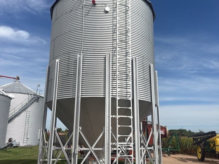 holding-tank-approximately-2800-bu,-unloading-auger,--seller-to-disconnect-power-to-bin,--buyer-responsible-for--removal-image-1