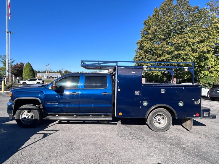 2017-gmc-3500-image-3
