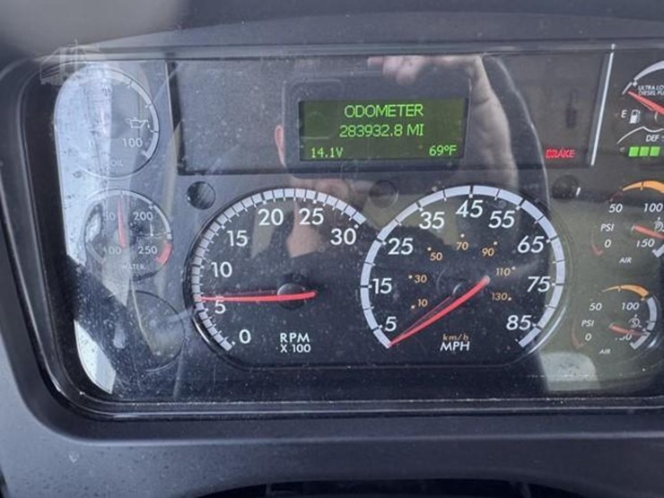 2020-freightliner-m2-106-image-15