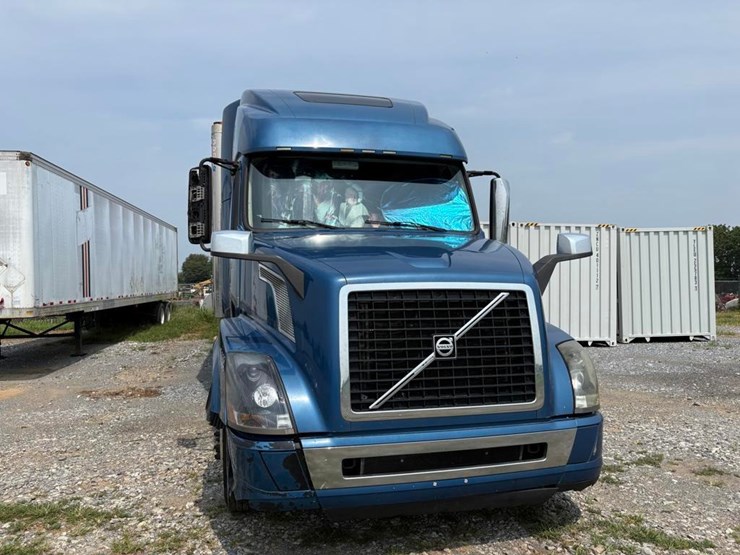 2016-volvo-d13-semi-truck-w/-enclosed-reefer-3000r-image-22