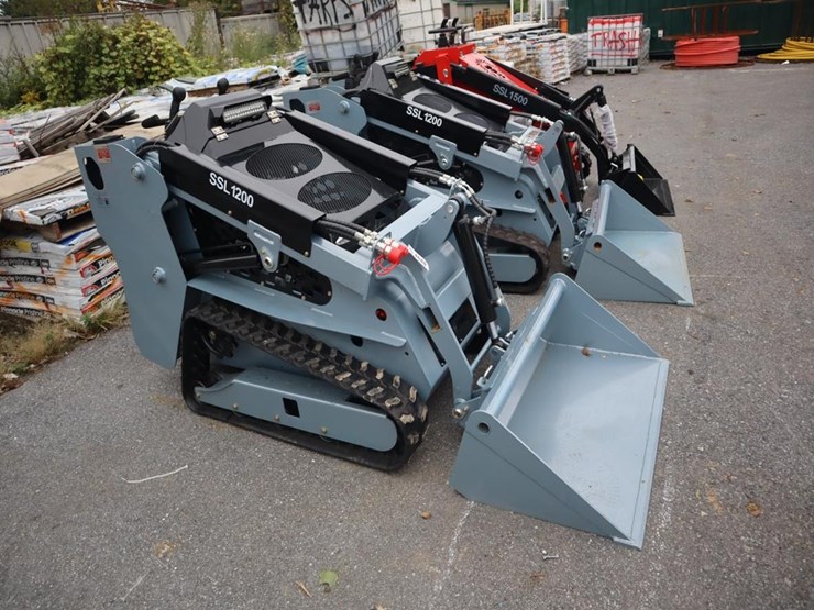 ssl-1200-mini-skidsteer-image-1