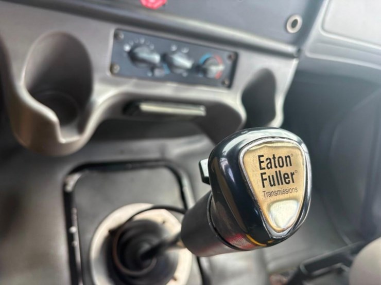 2005-freightliner-m2-112-medium-duty-day-cab-truck-image-10