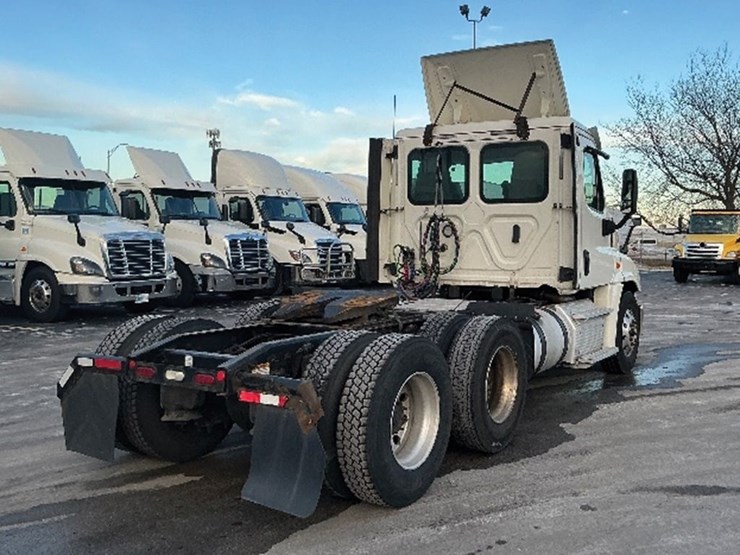 2019-freightliner-cascadia-125-image-2
