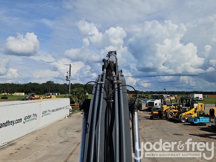 2019-deere-210g-image-31