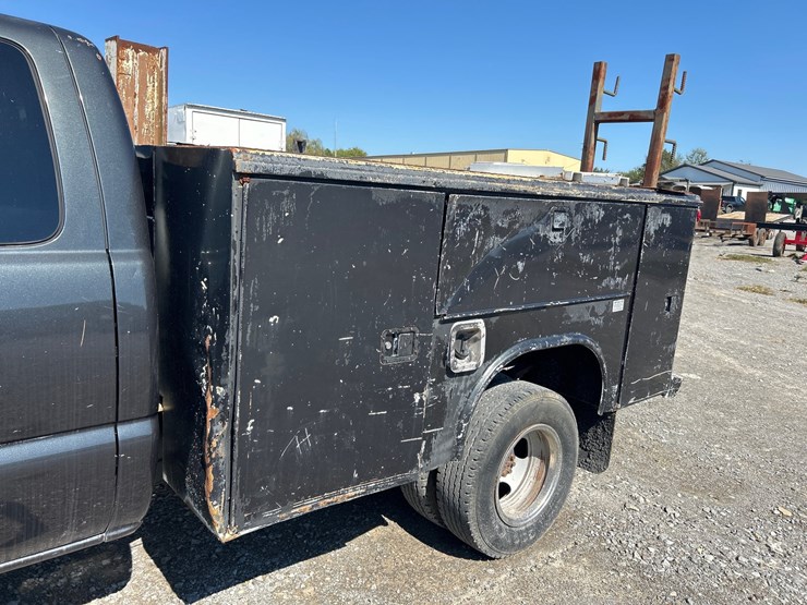 2004-gmc-3500-image-8
