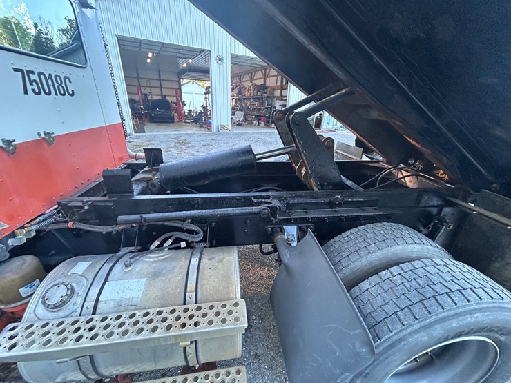 2005-kenworth-t300-image-35