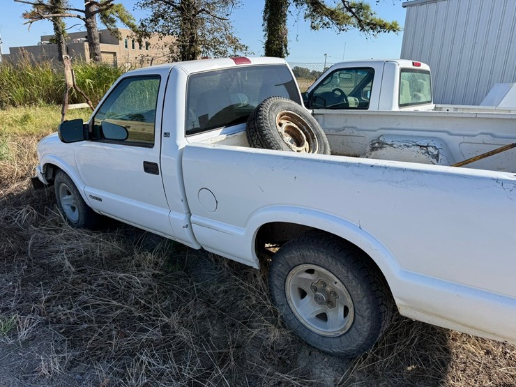 2002-chevrolet-s10-image-23