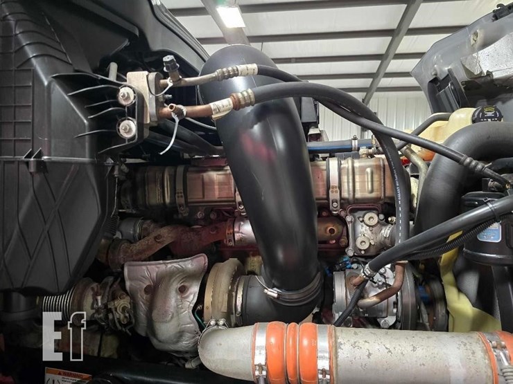 2020-freightliner-cascadia-126-image-26