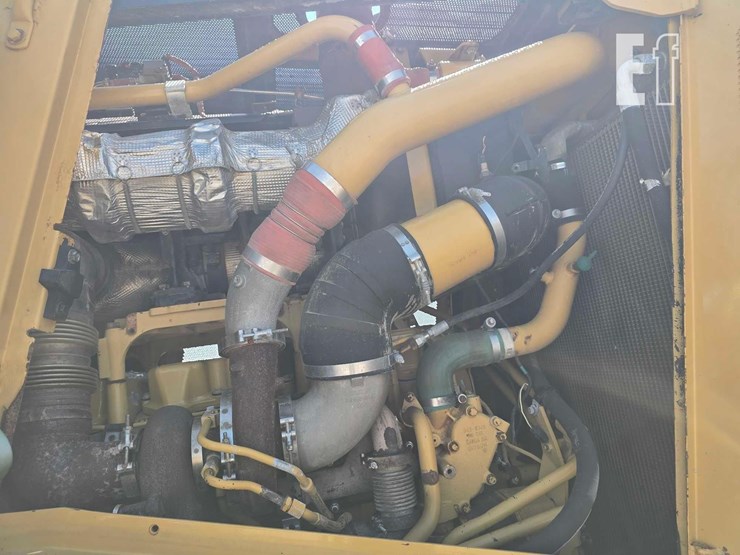 2013-caterpillar-d8t-image-44