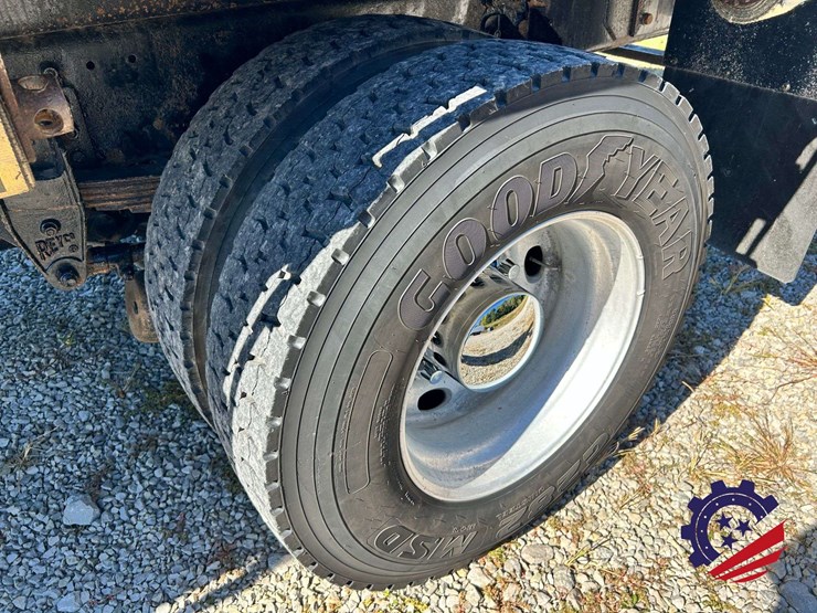 2007-peterbilt-335-image-14