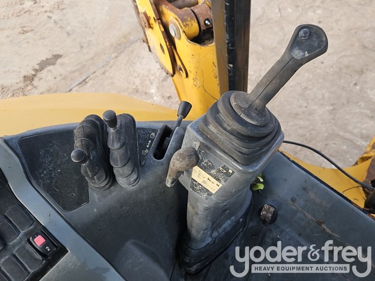 2018-caterpillar-420f2-it-image-26