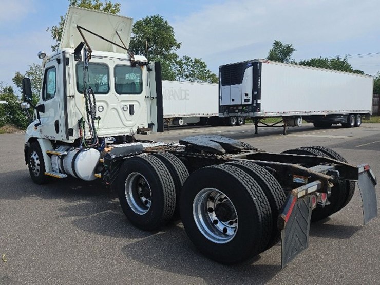 2017-freightliner-cascadia-113-image-2