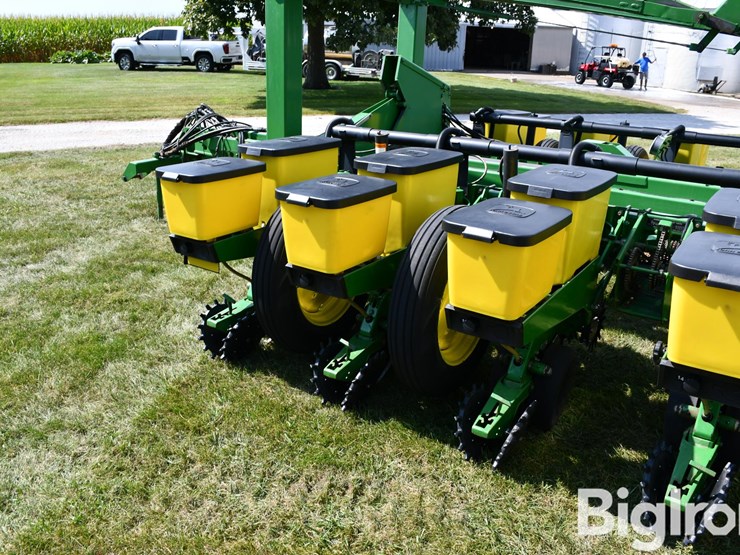 2000-john-deere-1770-image-17
