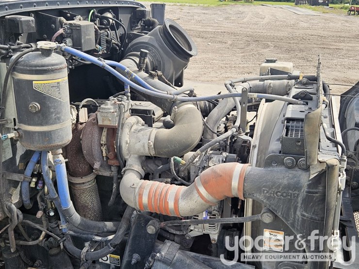 2017-peterbilt-348-image-25
