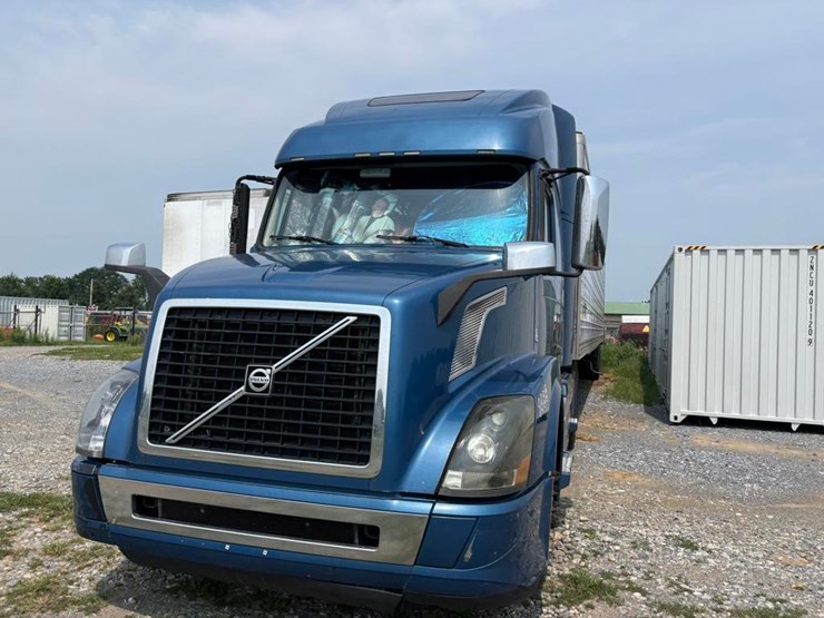 2016-volvo-d13-semi-truck-w/-enclosed-reefer-3000r-image-4