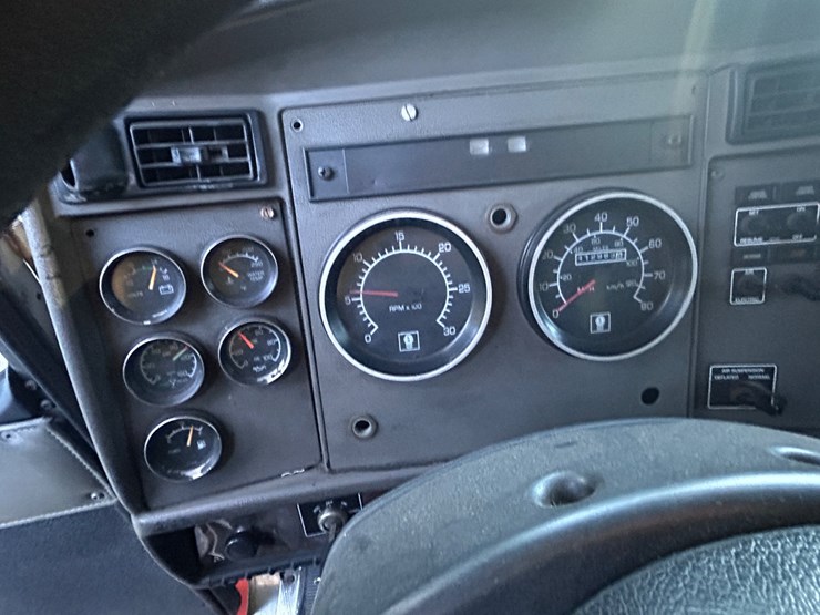2005-kenworth-t300-image-33