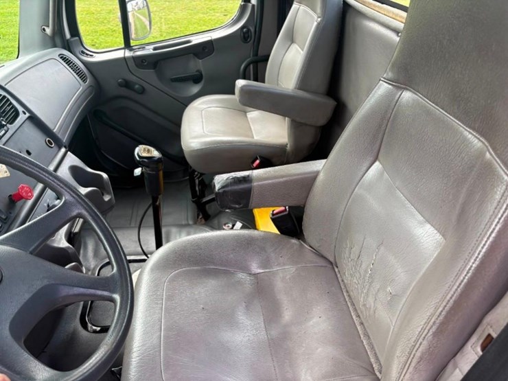 2005-freightliner-m2-112-medium-duty-day-cab-truck-image-12