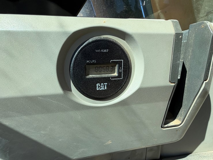 2016-caterpillar-323fl-image-36