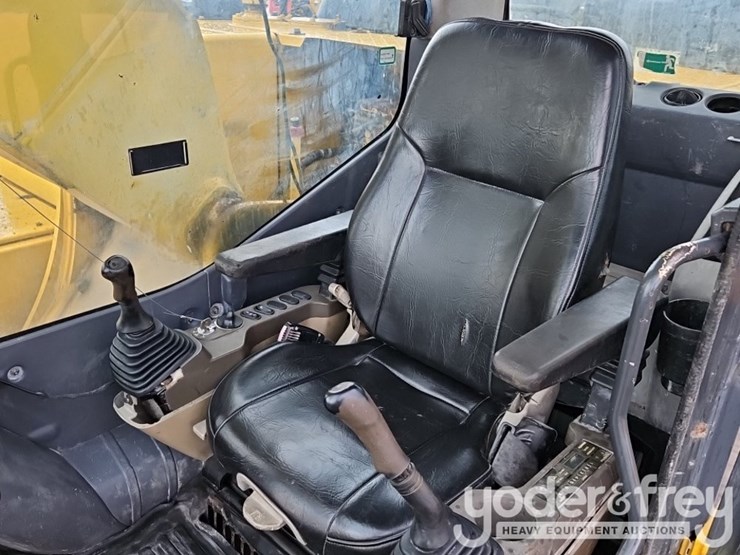 2014-komatsu-pc210-lc-10-image-31