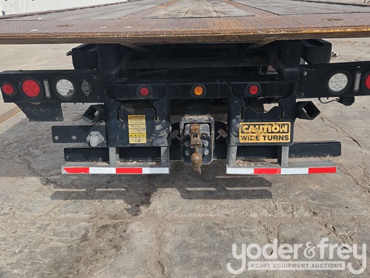 2017-peterbilt-348-image-21