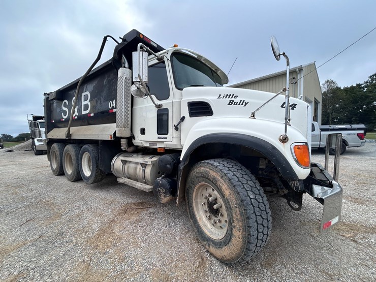 #34-•-2007-mack-granite-tri-axle-dump-truck-image-12