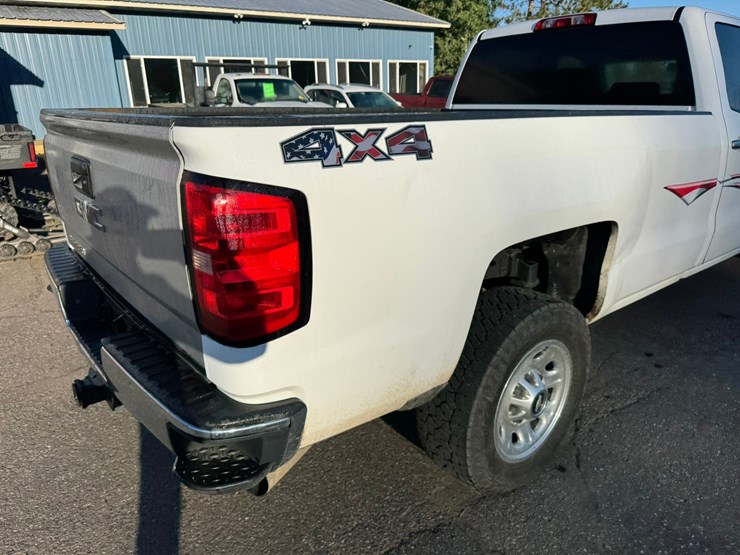 2015-chevrolet-3500hd-image-18