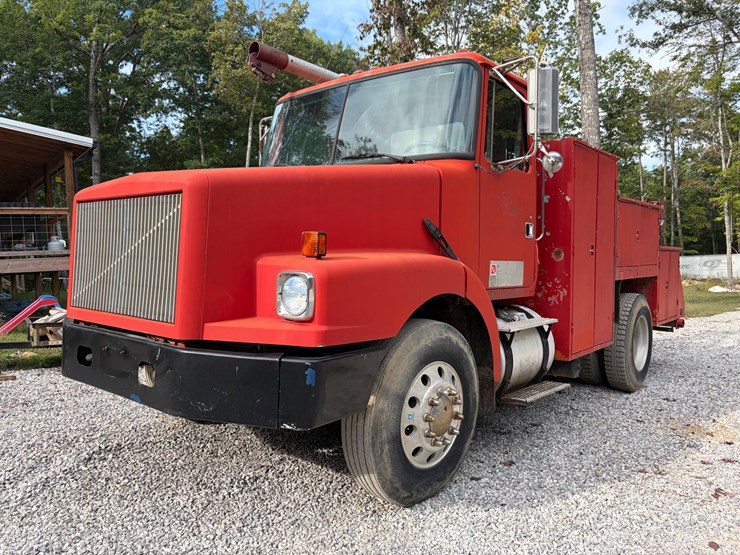 #64-•-1995-volvo-mechanics-truck-image-1