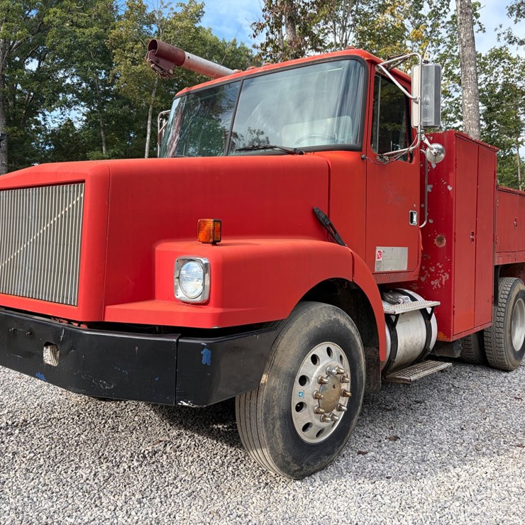 #64 • 1995 VOLVO MECHANICS TRUCK