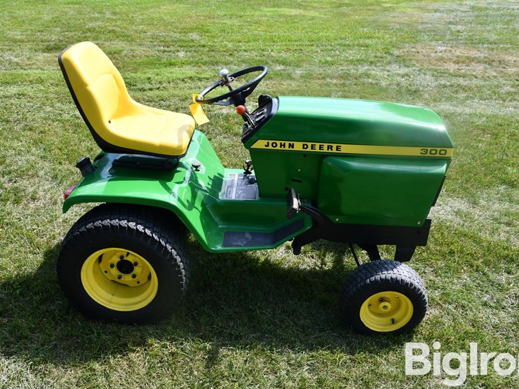 john-deere-300-image-4