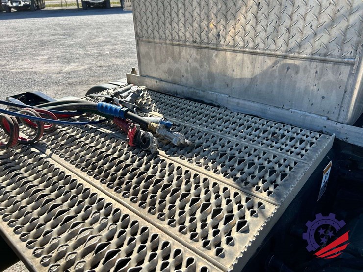 2018-peterbilt-389-image-44