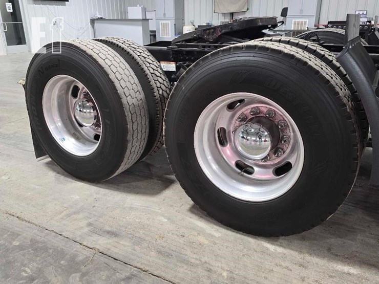2020-freightliner-cascadia-126-image-32